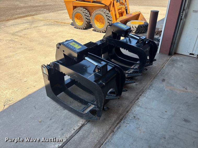 image for item FC2462 2022 Caterpillar skid steer grapple bucket