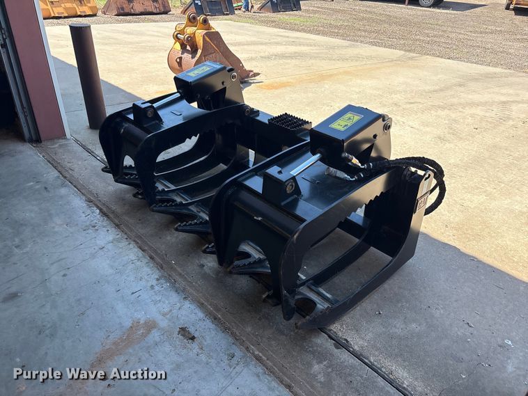 image for item FC2462 2022 Caterpillar skid steer grapple bucket