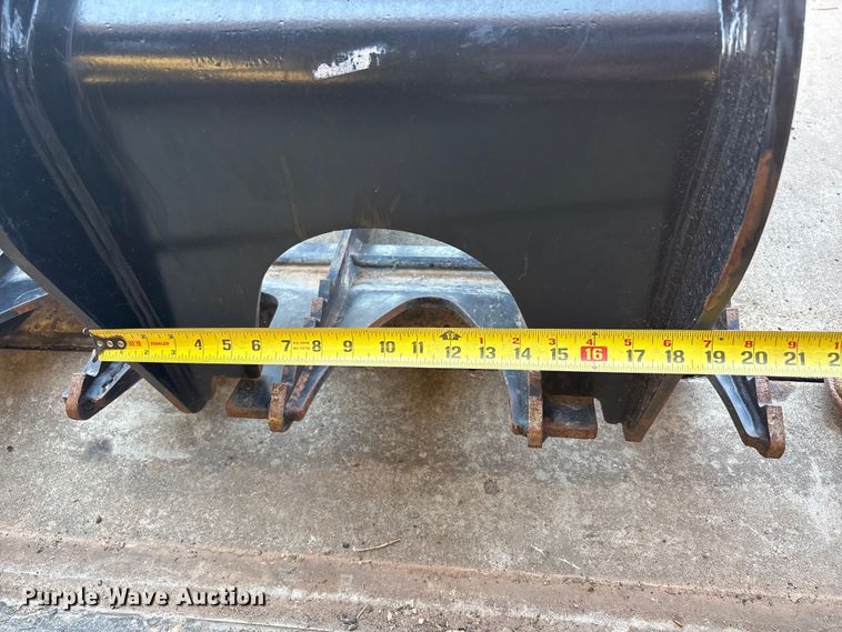 image for item FC2462 2022 Caterpillar skid steer grapple bucket