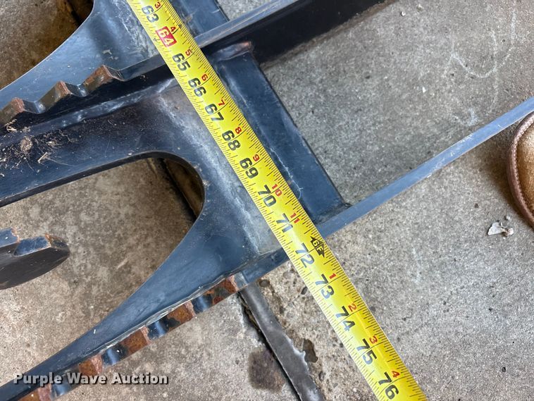 image for item FC2462 2022 Caterpillar skid steer grapple bucket