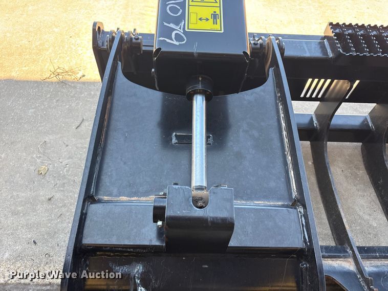 image for item FC2462 2022 Caterpillar skid steer grapple bucket