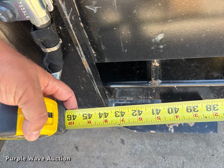 image for item FC2462 2022 Caterpillar skid steer grapple bucket