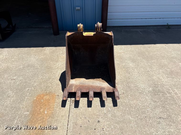 image for item FC2465 Caterpillar excavator bucket