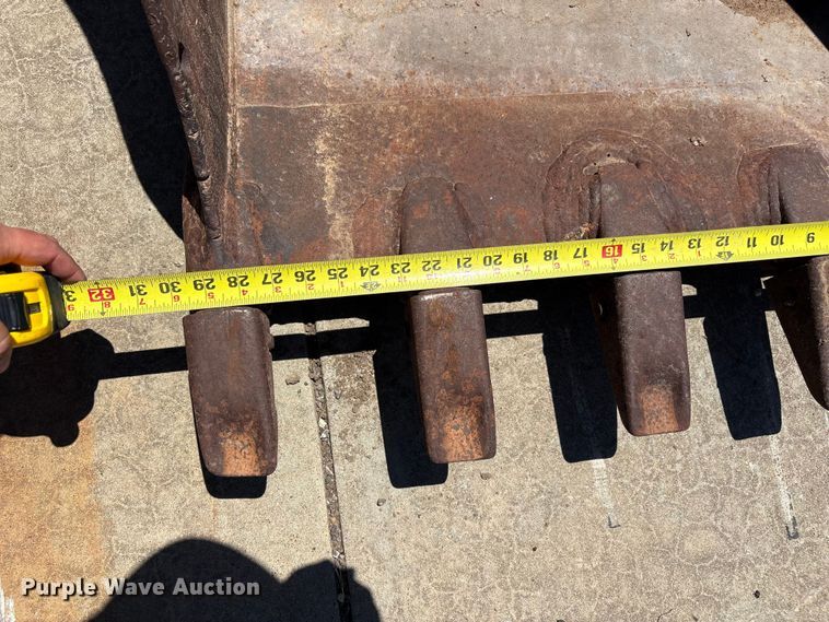 image for item FC2465 Caterpillar excavator bucket