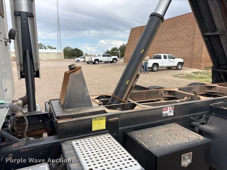 image for item FC2476 1999 International 9100 dump truck