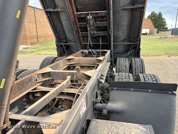 image for item FC2476 1999 International 9100 dump truck