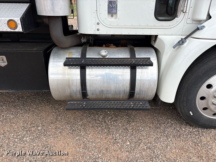 image for item FC2476 1999 International 9100 dump truck