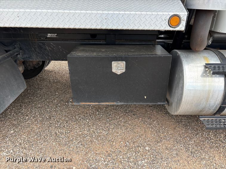 image for item FC2476 1999 International 9100 dump truck