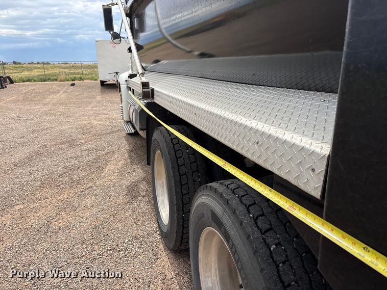 image for item FC2476 1999 International 9100 dump truck