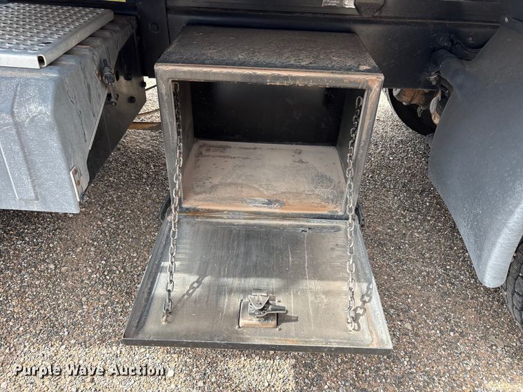 image for item FC2476 1999 International 9100 dump truck