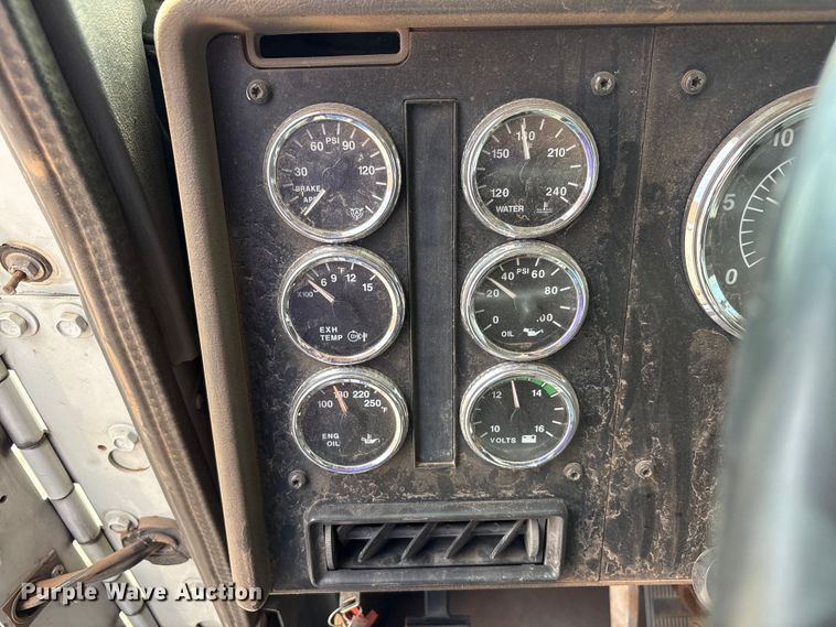 image for item FC2476 1999 International 9100 dump truck