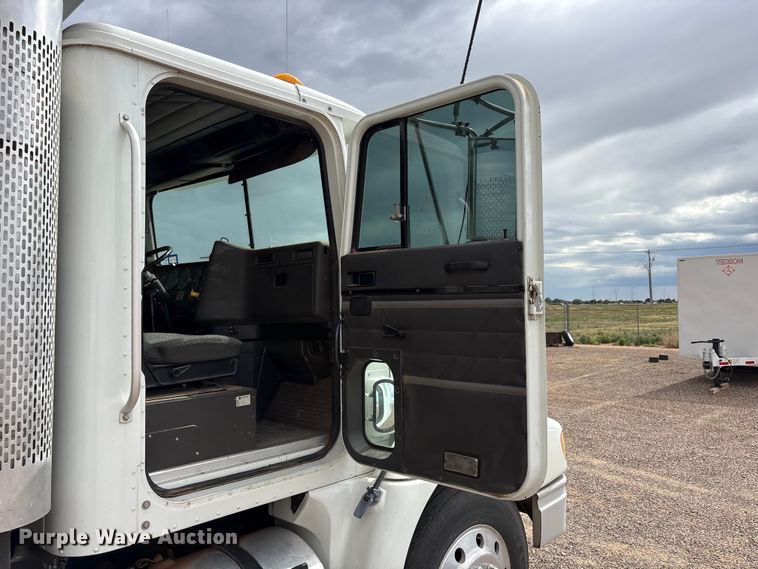 image for item FC2476 1999 International 9100 dump truck