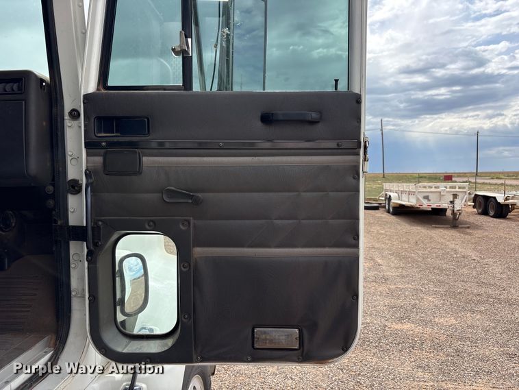 image for item FC2476 1999 International 9100 dump truck