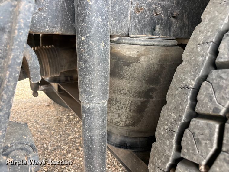 image for item FC2476 1999 International 9100 dump truck