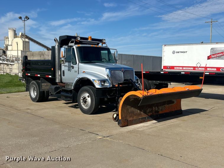 image for item FC2786 2003 International 7400 dump truck