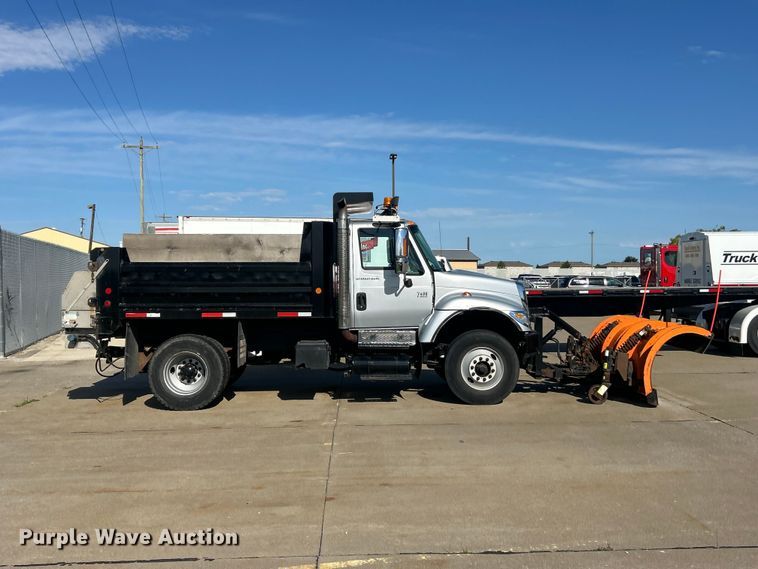 image for item FC2786 2003 International 7400 dump truck
