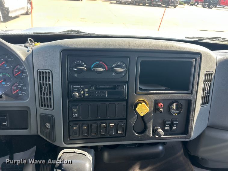 image for item FC2786 2003 International 7400 dump truck