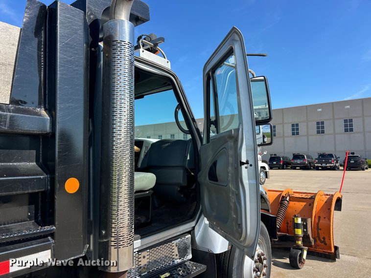 image for item FC2786 2003 International 7400 dump truck