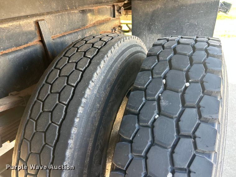 image for item FC2786 2003 International 7400 dump truck