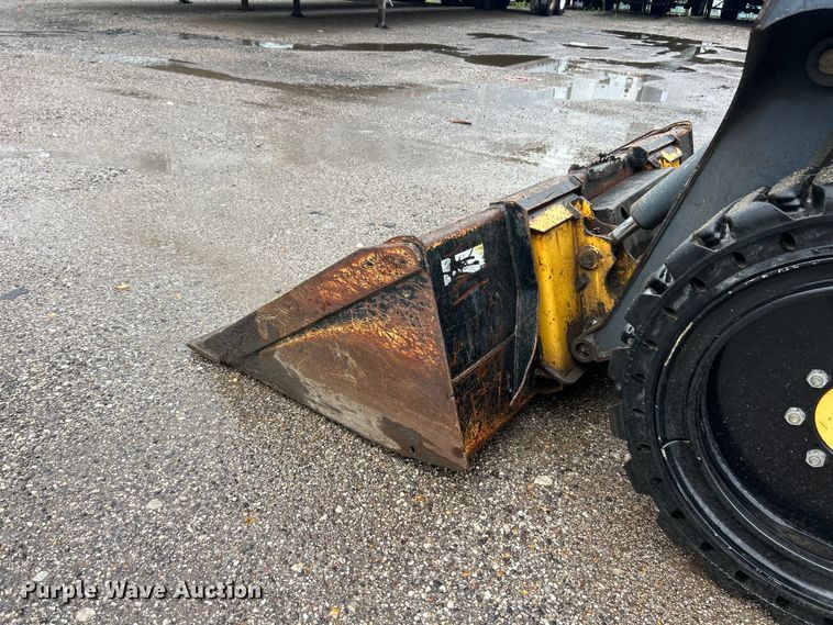 image for item FC2827 2012 John Deere 318D skid steer loader