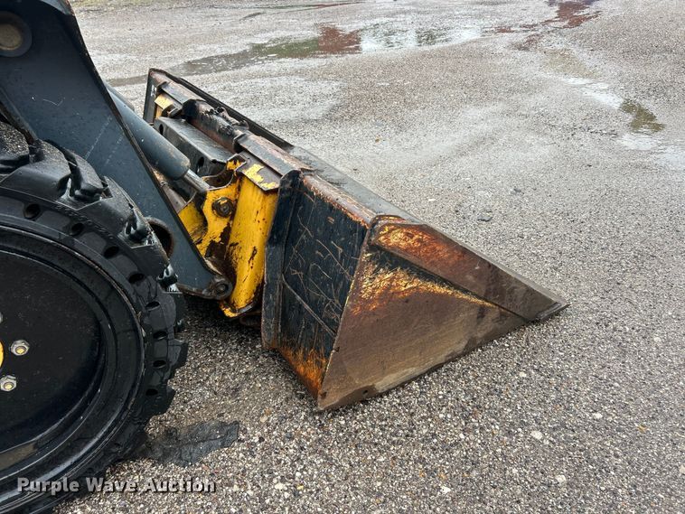 image for item FC2827 2012 John Deere 318D skid steer loader