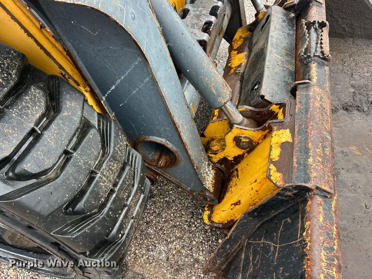 image for item FC2827 2012 John Deere 318D skid steer loader
