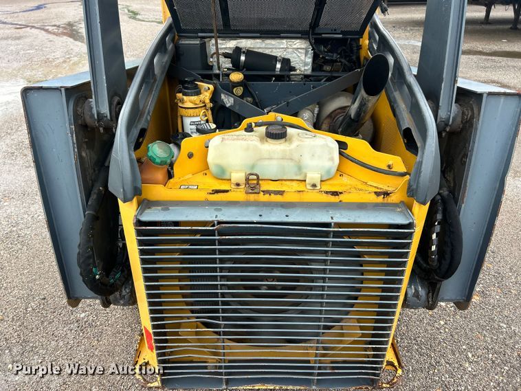image for item FC2827 2012 John Deere 318D skid steer loader