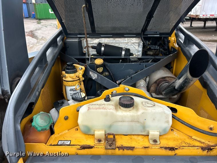 image for item FC2827 2012 John Deere 318D skid steer loader