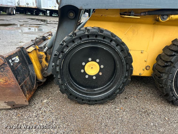 image for item FC2827 2012 John Deere 318D skid steer loader