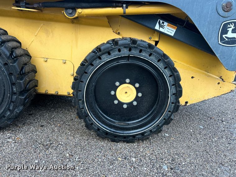 image for item FC2827 2012 John Deere 318D skid steer loader