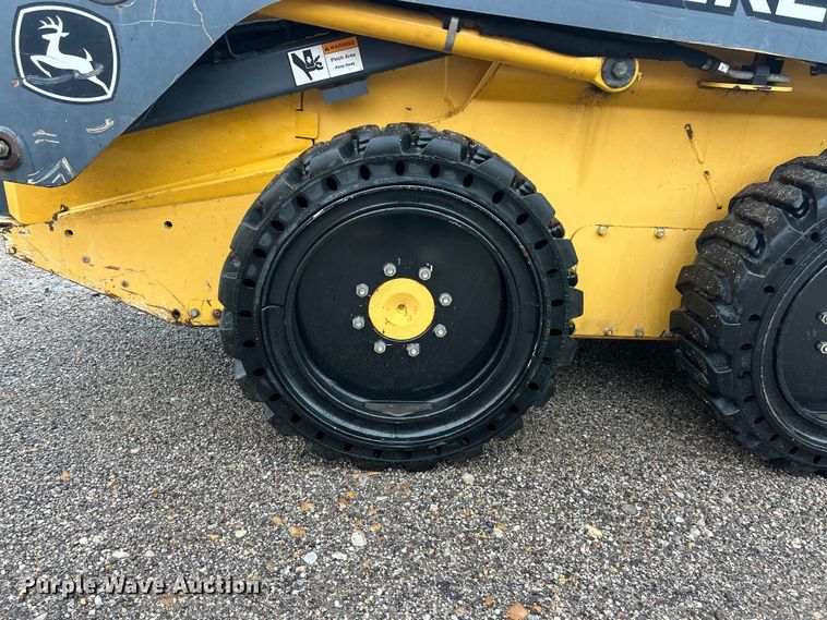 image for item FC2827 2012 John Deere 318D skid steer loader