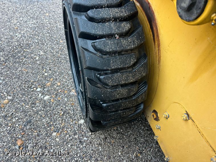 image for item FC2827 2012 John Deere 318D skid steer loader