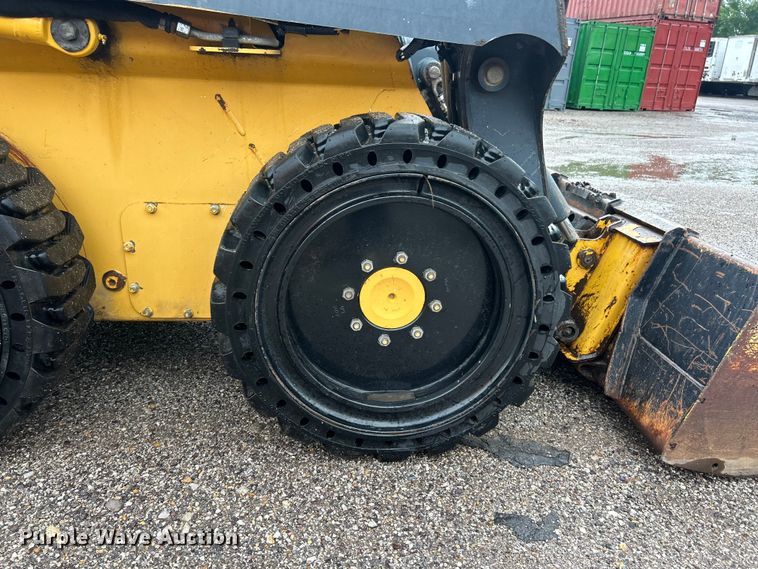 image for item FC2827 2012 John Deere 318D skid steer loader