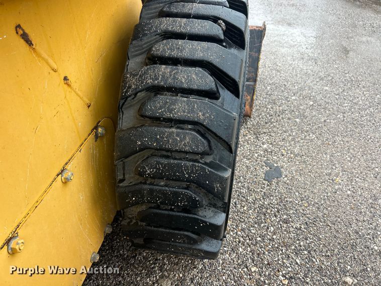 image for item FC2827 2012 John Deere 318D skid steer loader