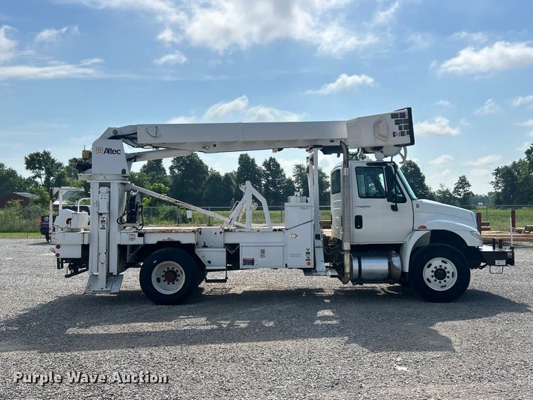 image for item FC2834 2012 International 4400 digger derrick truck