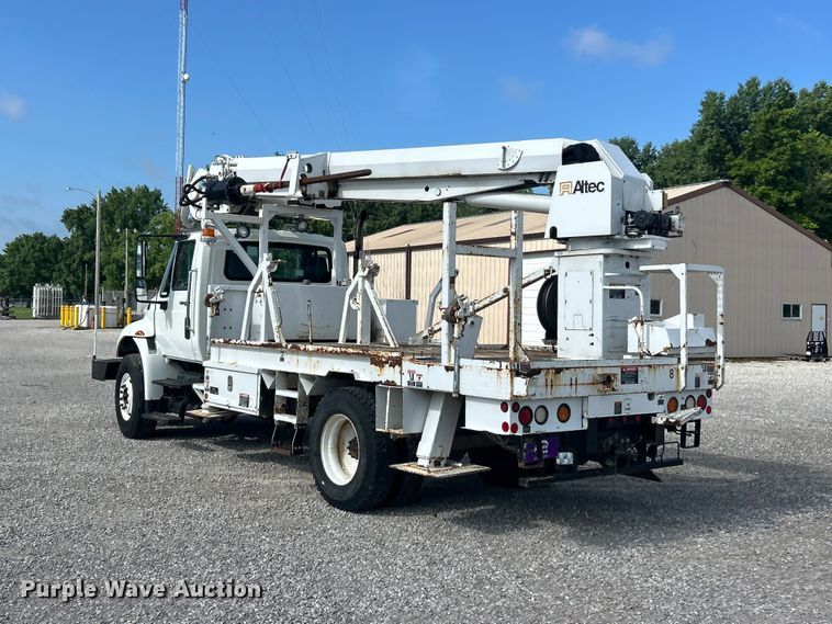 image for item FC2834 2012 International 4400 digger derrick truck