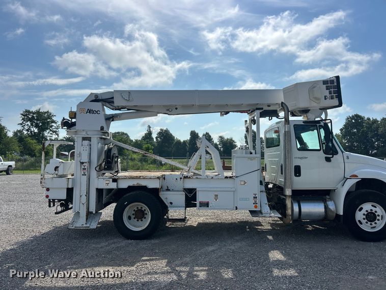 image for item FC2834 2012 International 4400 digger derrick truck