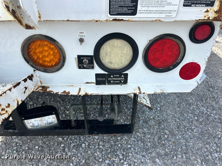 image for item FC2834 2012 International 4400 digger derrick truck