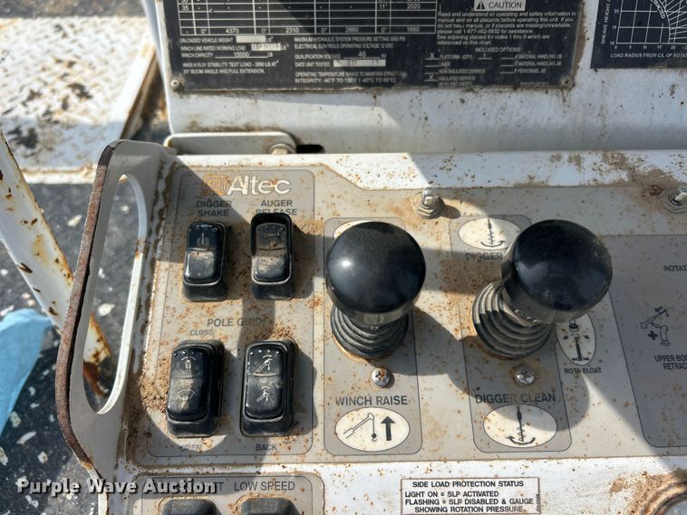 image for item FC2834 2012 International 4400 digger derrick truck