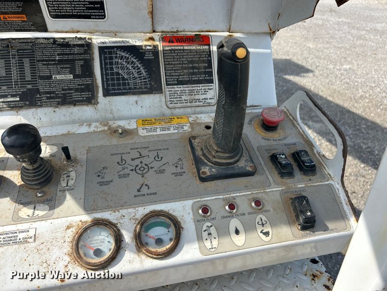 image for item FC2834 2012 International 4400 digger derrick truck