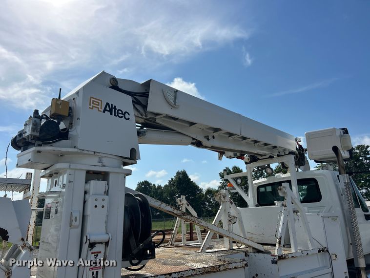 image for item FC2834 2012 International 4400 digger derrick truck