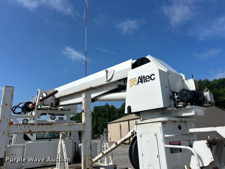 image for item FC2834 2012 International 4400 digger derrick truck