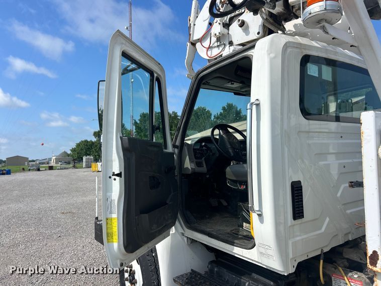 image for item FC2834 2012 International 4400 digger derrick truck