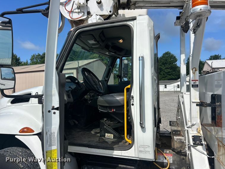image for item FC2834 2012 International 4400 digger derrick truck