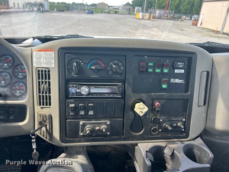 image for item FC2834 2012 International 4400 digger derrick truck