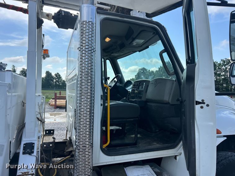 image for item FC2834 2012 International 4400 digger derrick truck