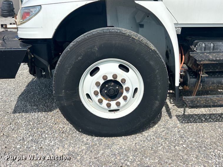 image for item FC2834 2012 International 4400 digger derrick truck