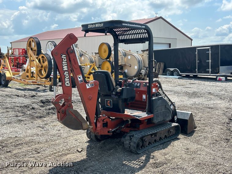 image for item FC2856 2004 Ditch Witch XT850 mini excavator / tool carrier