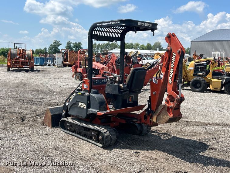 image for item FC2856 2004 Ditch Witch XT850 mini excavator / tool carrier
