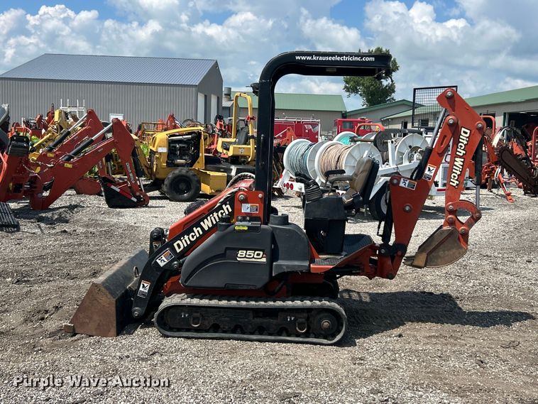 image for item FC2856 2004 Ditch Witch XT850 mini excavator / tool carrier
